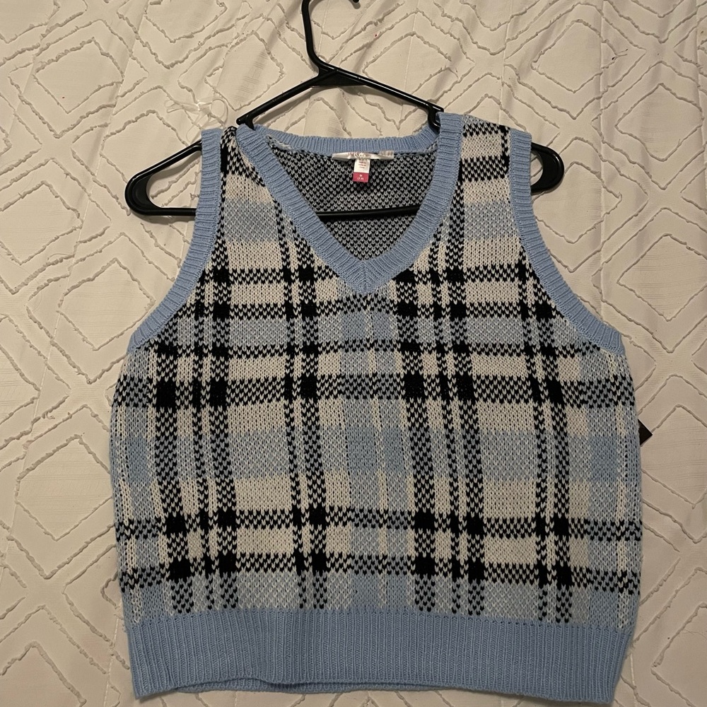 baby blue knit vest, super aesthetic and never used once!